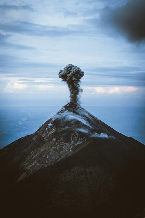 Un volcán en erupción de humo